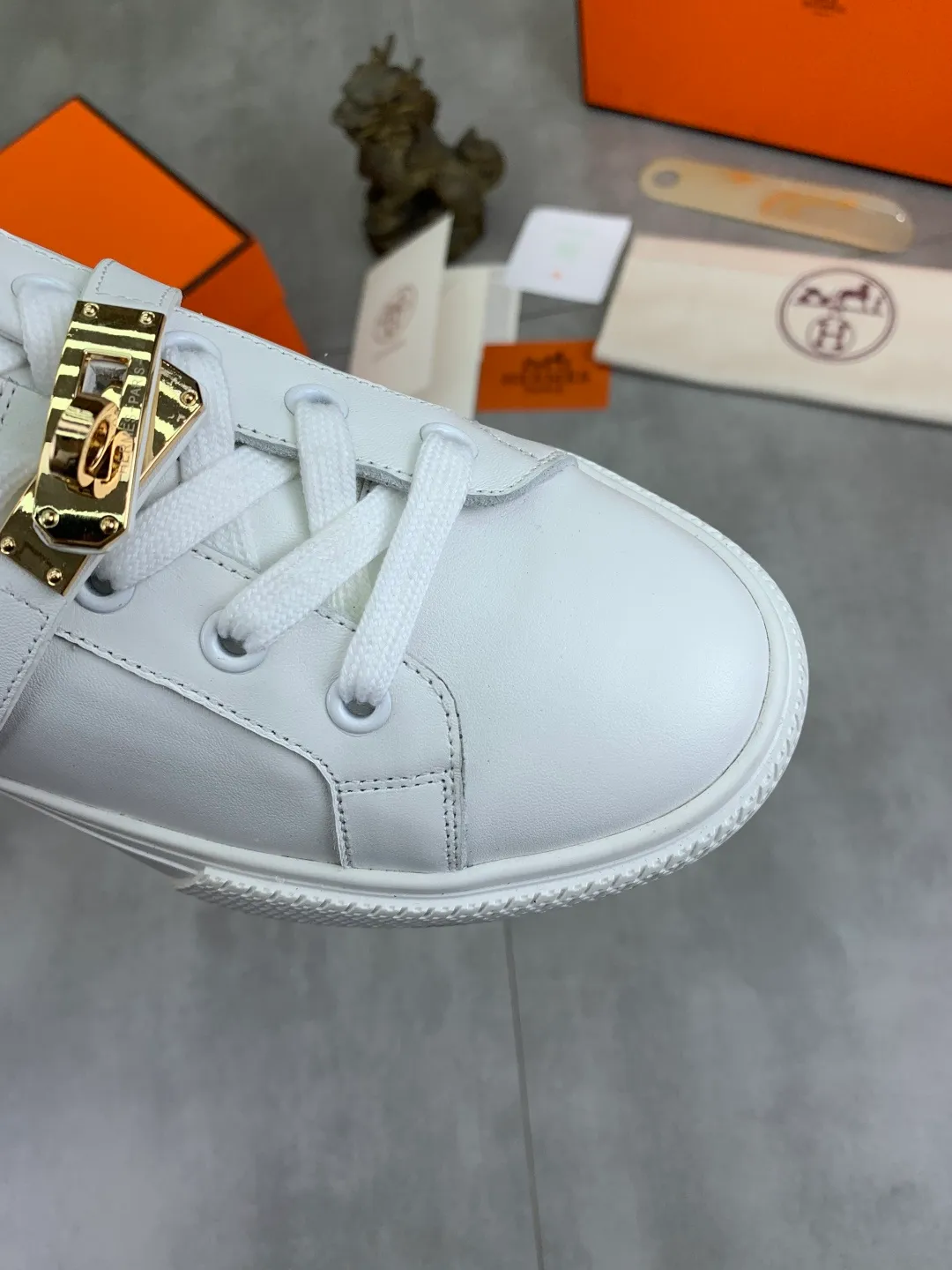 Men's men's shoes 💰P640 New Hermes top version Hermès classic couple style #𝐊𝐞𝐥𝐥𝐲 buckle casual white shoes skateboard shoes that will not conflict with shoes at all. Full of unknowns, Hermès rarely produces flat casual shoes and they are paired with classic palladium-plated Kelly shoe buckles! You'll fall in love with it at first sight. It's super versatile and can be worn with any skirt or pants. 🉑️Close your eyes and wear it. It's super noble. Fabric: Specific cowhide/canvas material. Lining: Sheepskin lining. Outsole: Original molded TPU outsole. Size: 35-45.